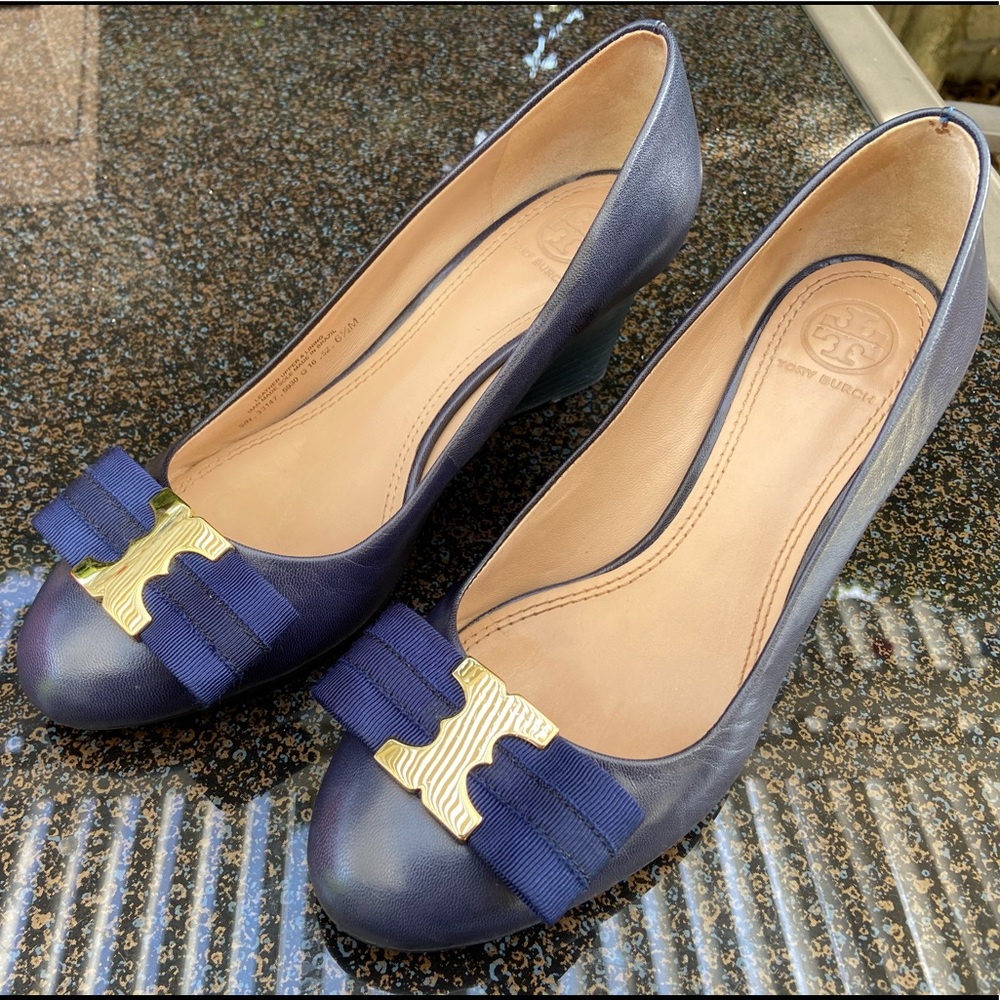 Tory Burch Royal Navy Gemini Link Bow 65MM Wedge
